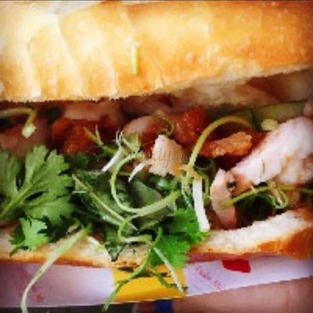 banh-mi-thap-cam-heo-quay