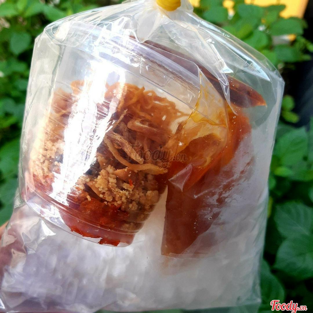 banh-trang-vuong-cham-sot-me-topping