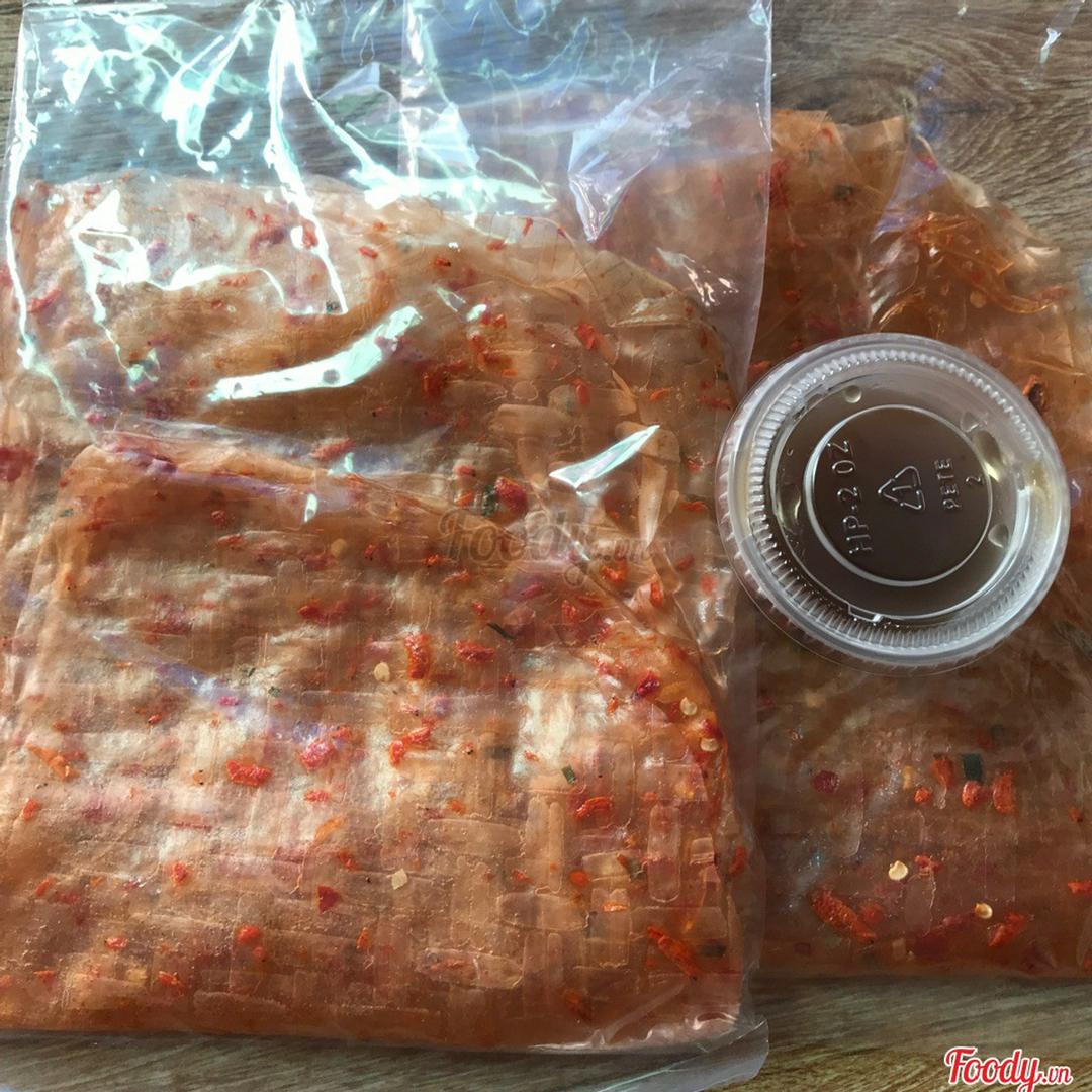 banh-trang-deo-tom-cham-sot-me