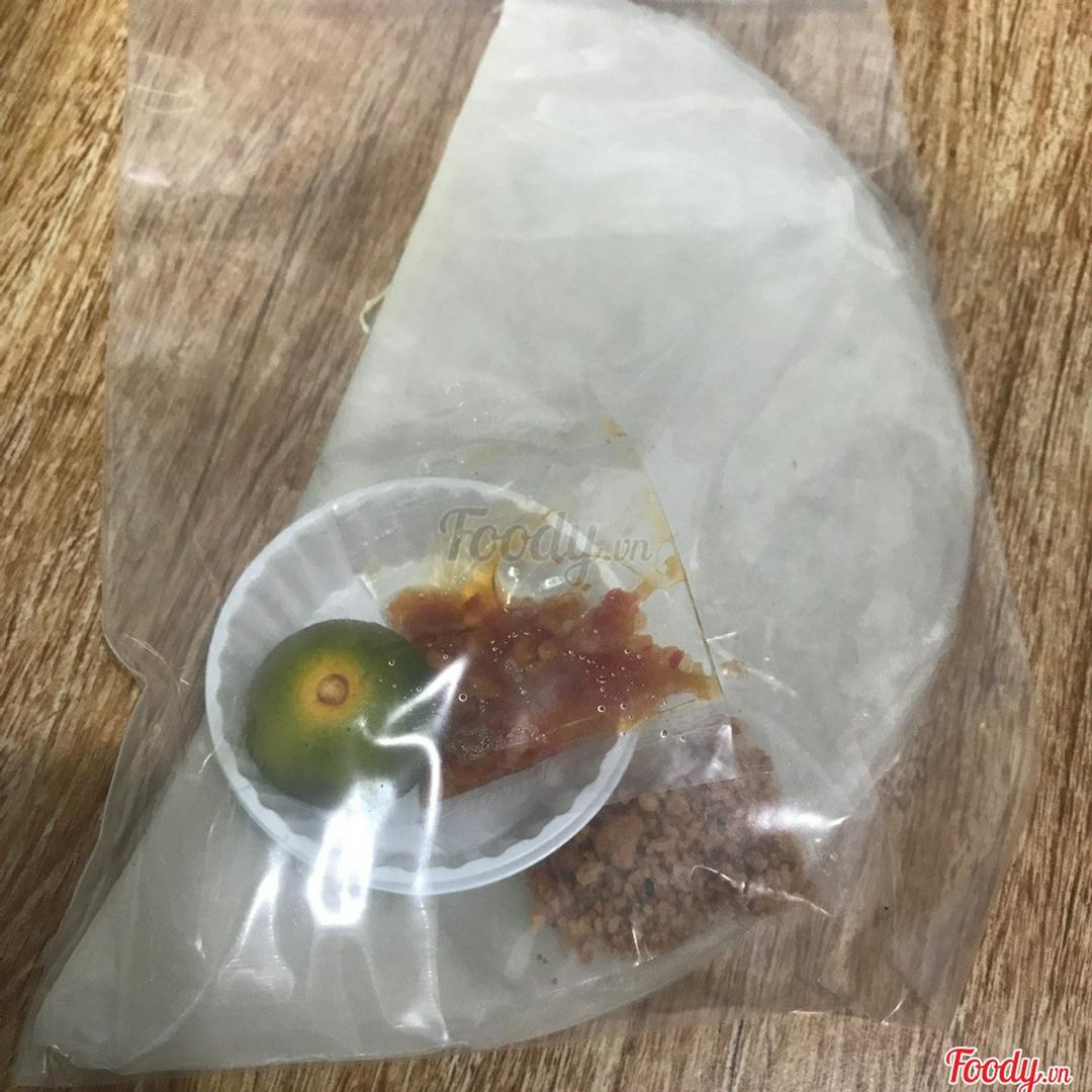 banh-trang-deo-cham-muoi-tom-ot-tac