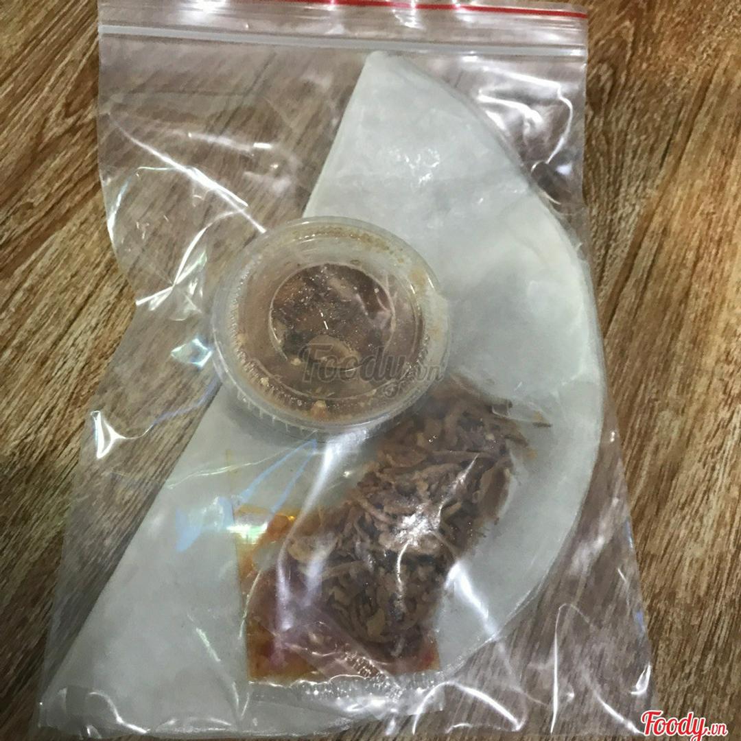 banh-trang-deo-cham-me-hanh-phi