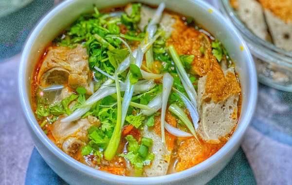 mua-4to-banh-canh-to-ay-u-tang-1-phan-cha-ca-gom-cha-ca-ca-dam-suon-heo-tom
