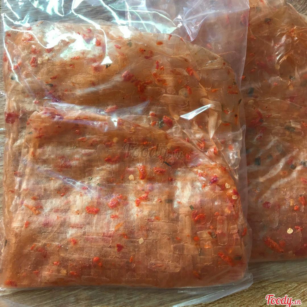 banh-trang-deo-tom-cham-sot-me-bo