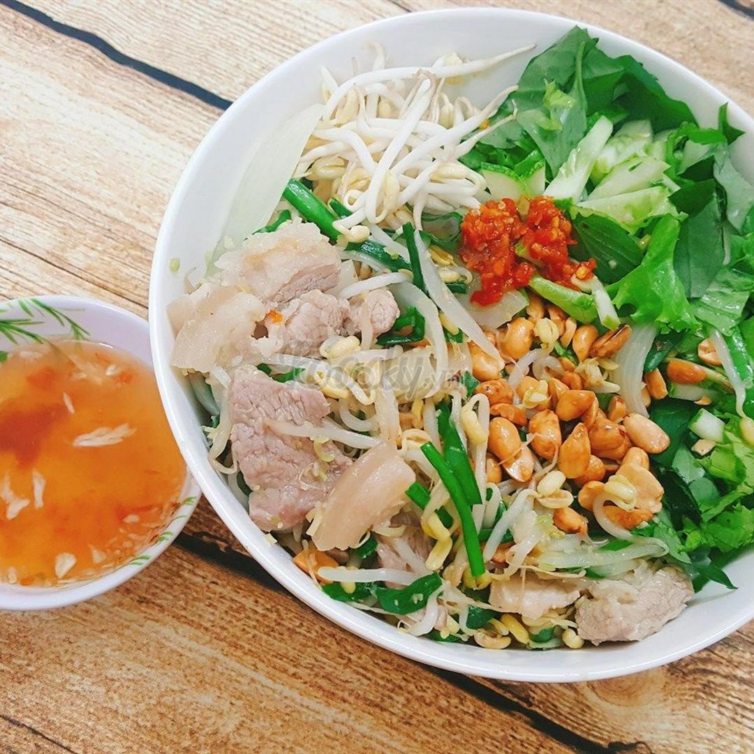 bun-thit-xao-cu-hanh