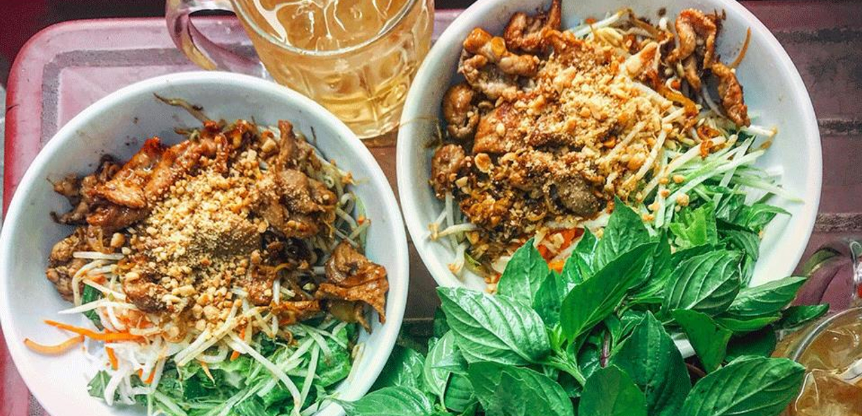 chi-ngoc-bun-thit-nuong-tran-hung-ao