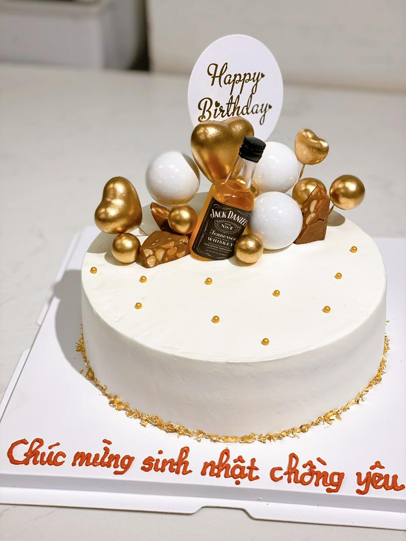 banh-kem-gan-chai-ruou-va-phu-kien-m1