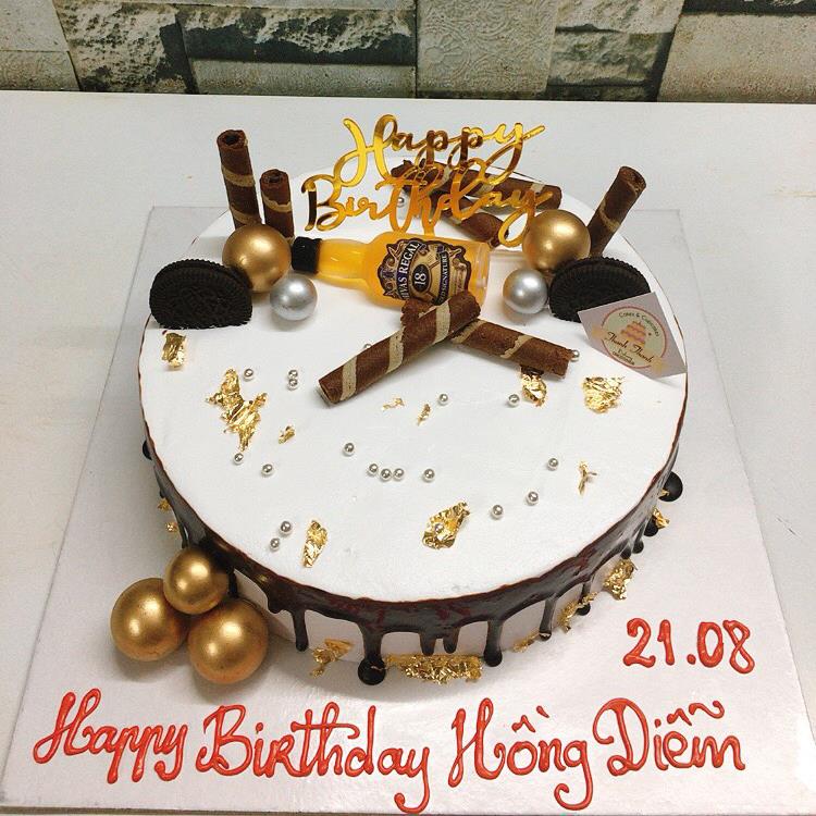 banh-kem-gan-hinh-chai-ruou-va-phu-kien-m2