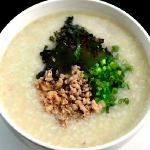 chao-thit-bo-nau-kem-hanh-tia-to