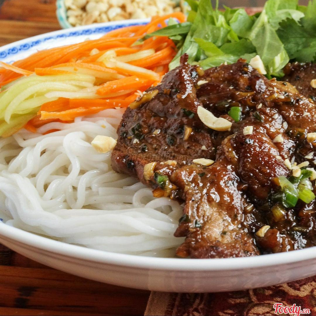 bun-tron-thit-lon-nuong-thom