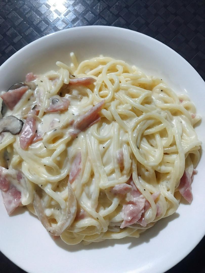 spaghetti-jambon-xuc-xich-sot-kem-nam