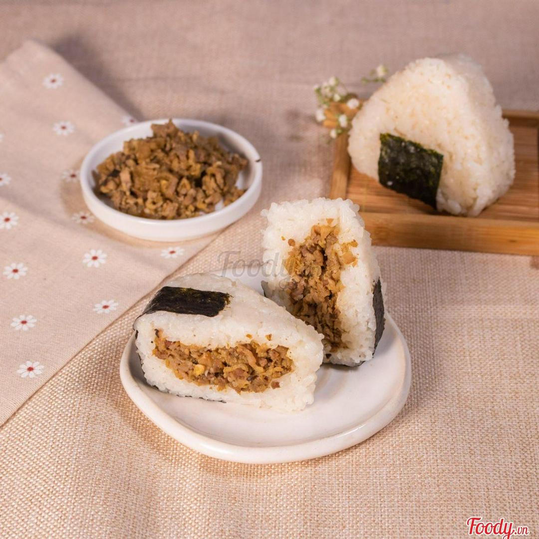 com-nam-onigiri-bo-tieu-en