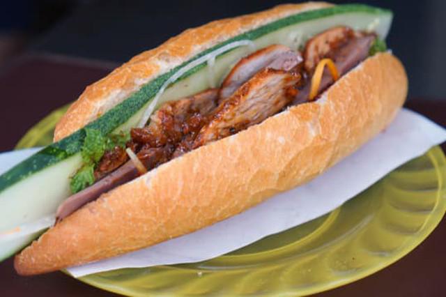 banh-mi-xuc-xich-bo-kho