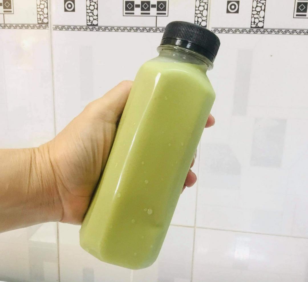 tra-sua-thai-xanh-khong-topping-kem-tay