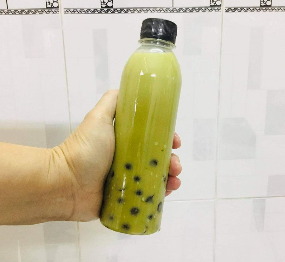 tra-sua-thai-xanh-tran-chau-3q-uong-en-kem-tay