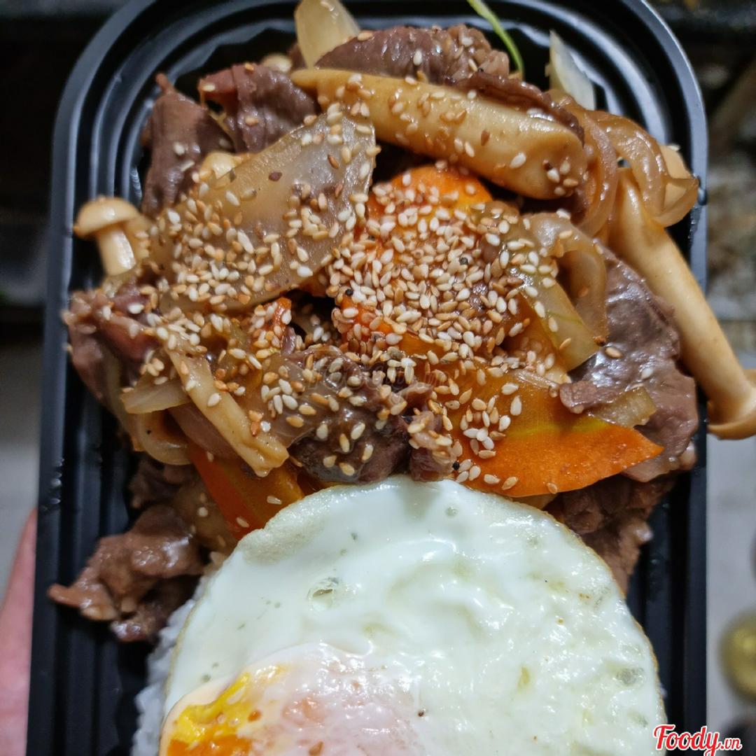 com-ba-chi-bo-sot-bulgogi-kem-trung-op-khong-cay