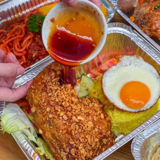 com-ga-sot-mam-toi-lon-plus-trung-op-la