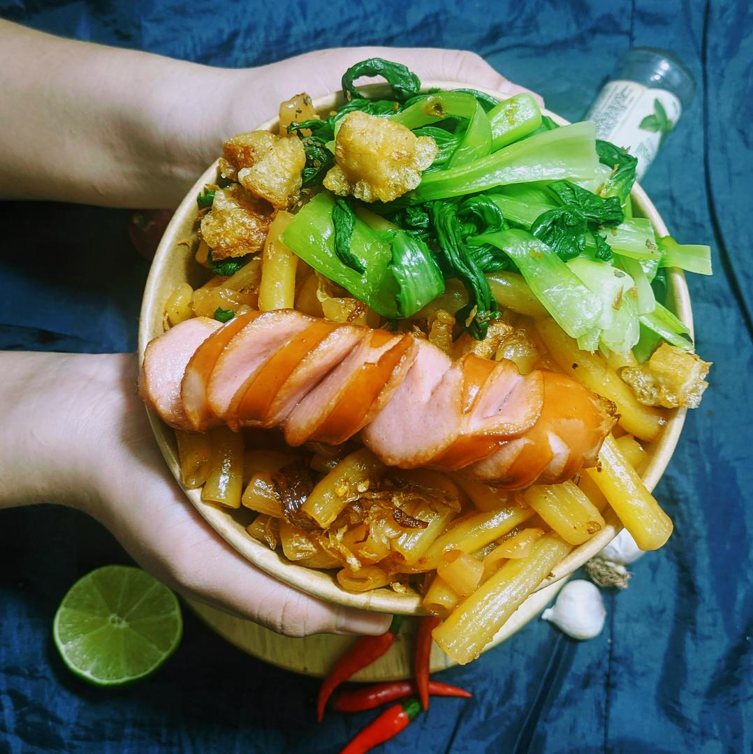 nui-tron-xuc-xich-uc-xong-khoi