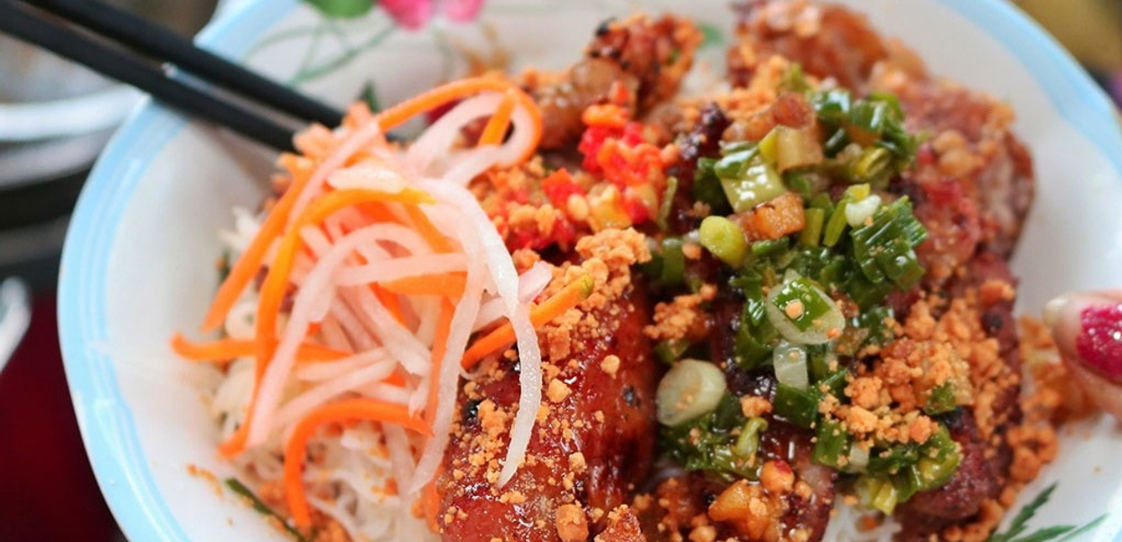 quan-hong-bun-thit-nuong-bach-ang