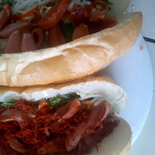 banh-my-trung-xuc-xich-bo-kho