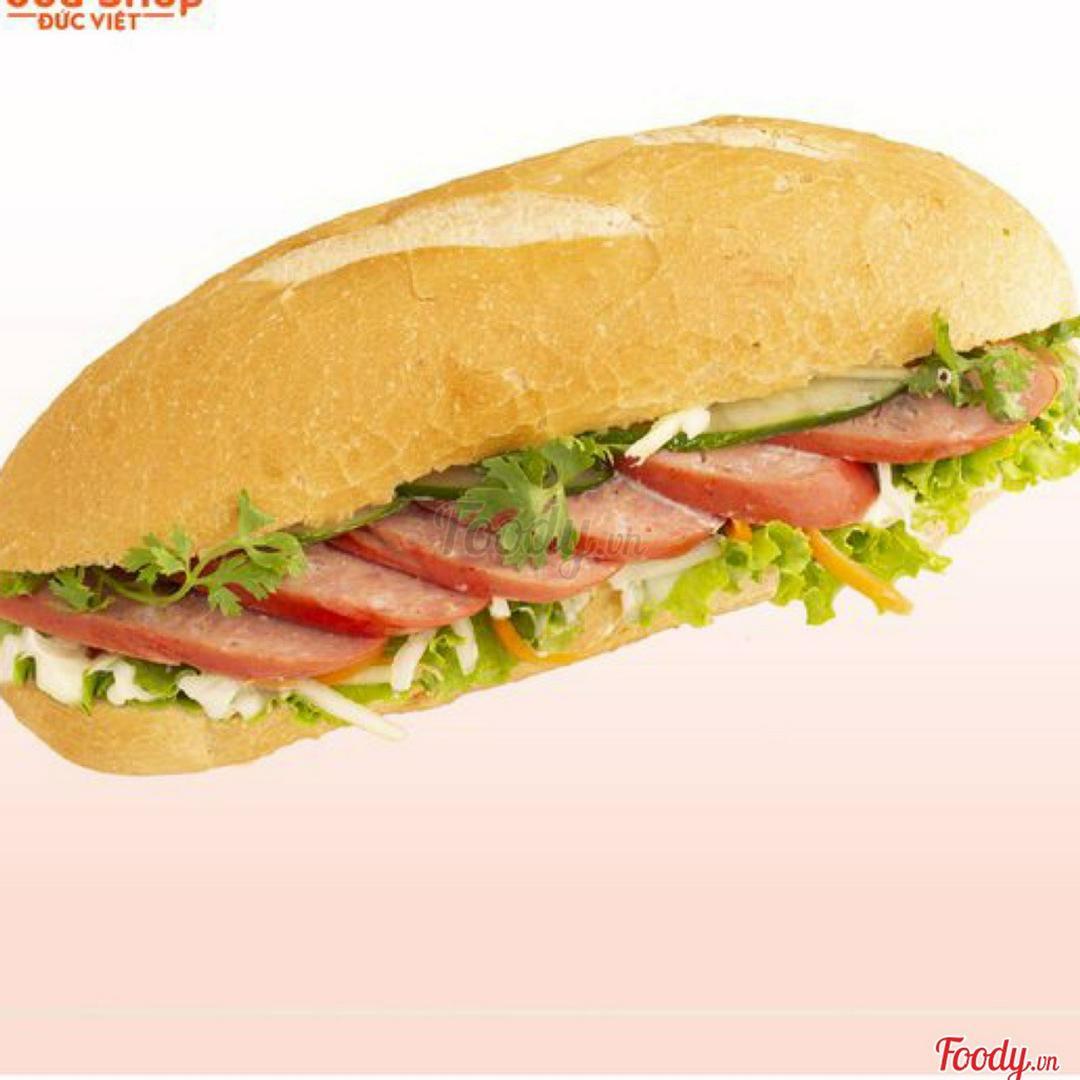 banh-mi-xuc-xich-bo-kho