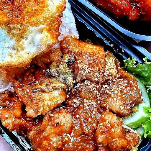 com-thit-ba-chi-xao-sot-han-kem-trung-op