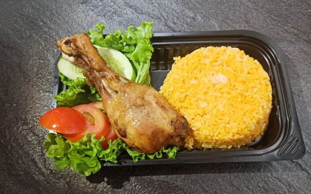 cat-tuong-com-ga-sot-mat-ong-lac-long-quan