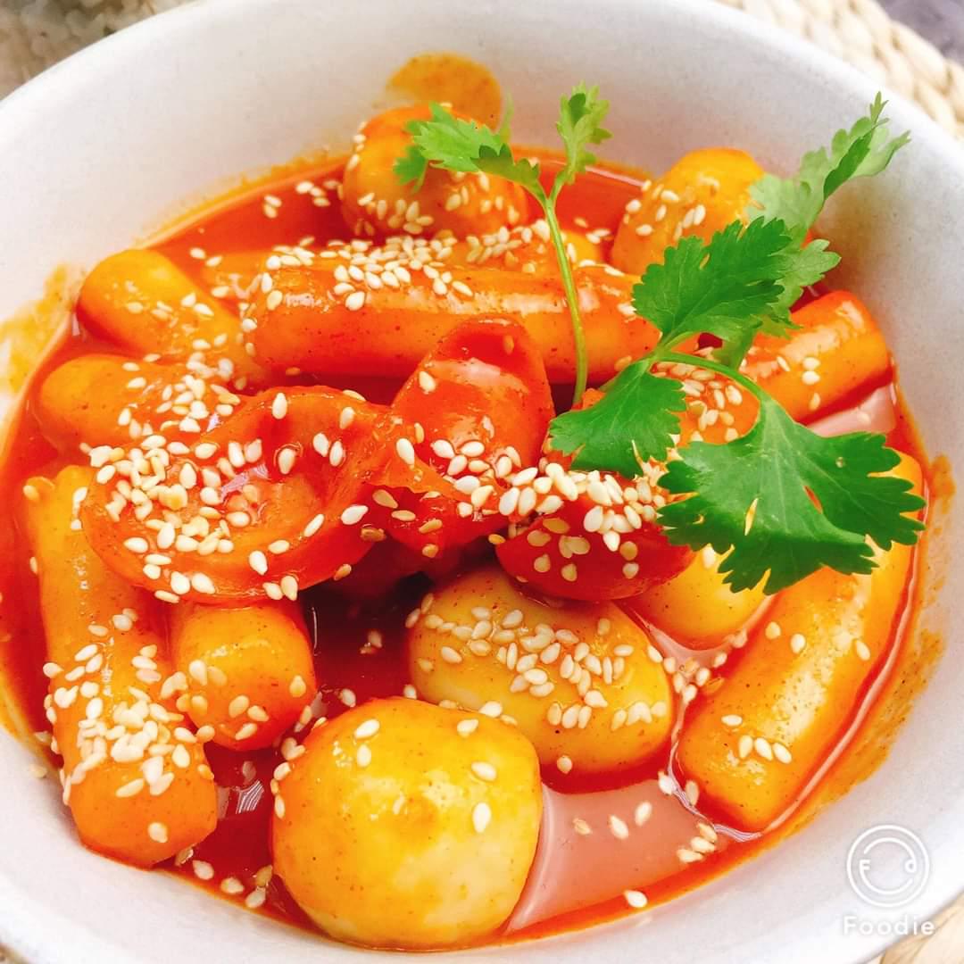 tokbokki-cha-ca-xuc-xich-sot-cay