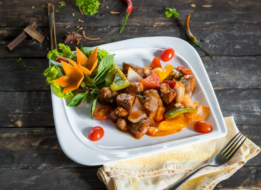 bo-luc-lac-banh-mi-shaking-beef-bread