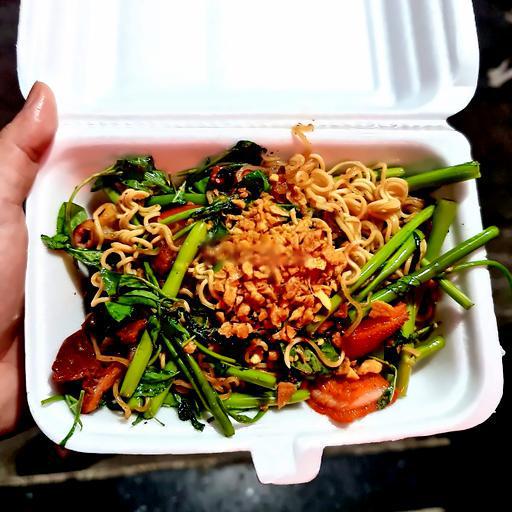 mi-xao-rau-muong-pha-lau