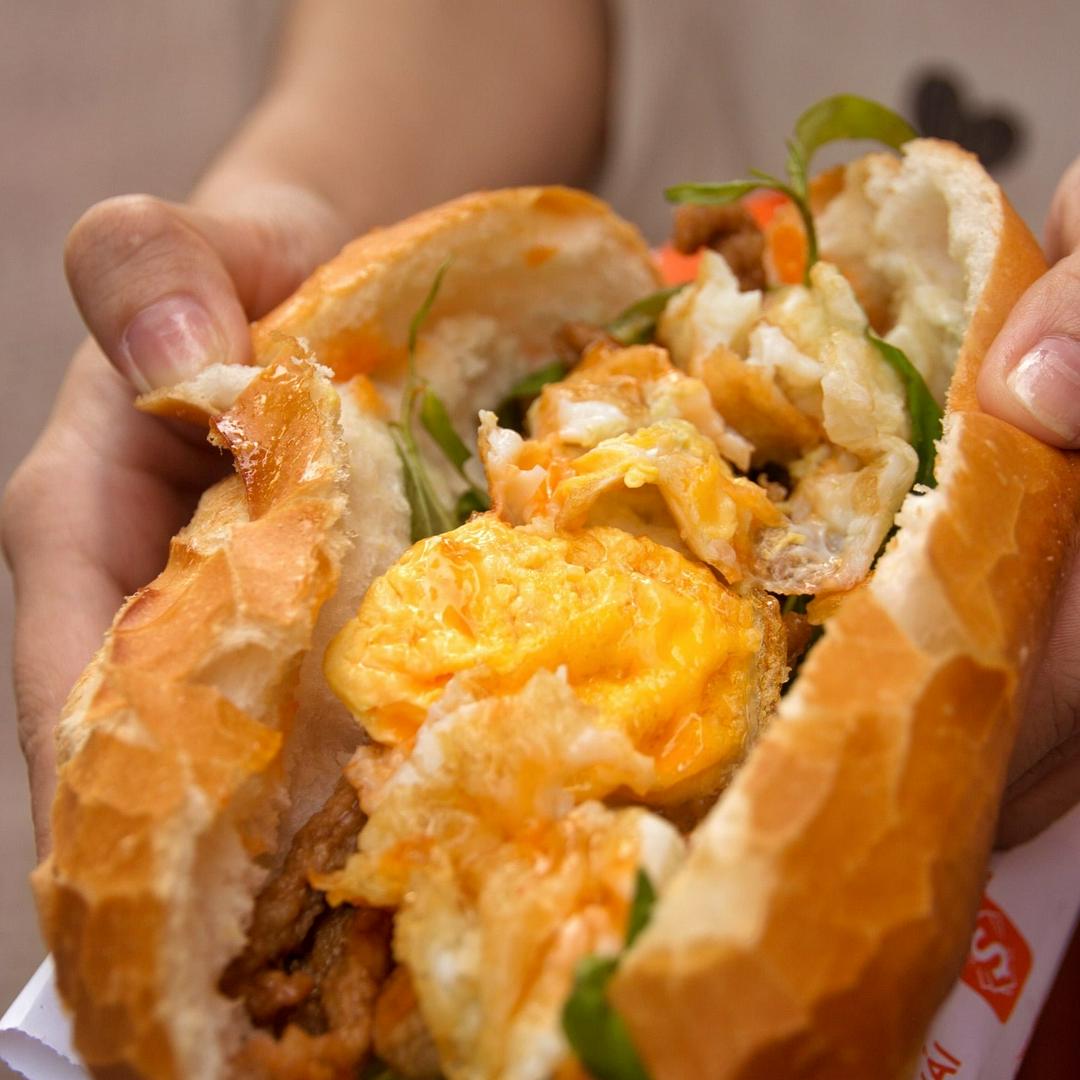 banh-my-trung-thit-uop