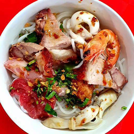 bun-tomyum-heo-quay-tran-mieng-to