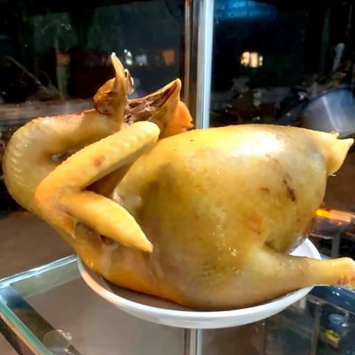 ga-ta-luoc-nua-3-nguoi-an