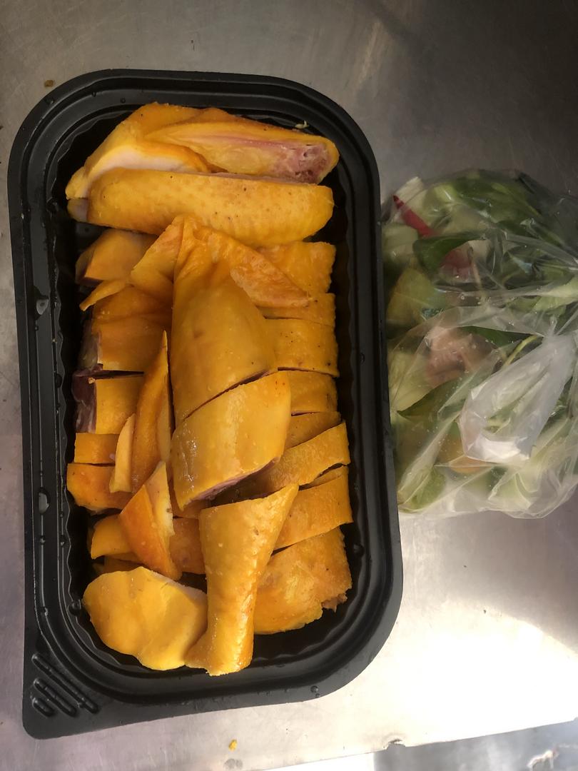 ga-u-muoi-1-2-con-lam-nong-chat-san