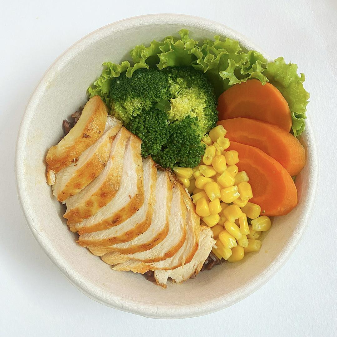 com-keto-uc-ga-xot-chicken-breast-keto-bowl-sauce