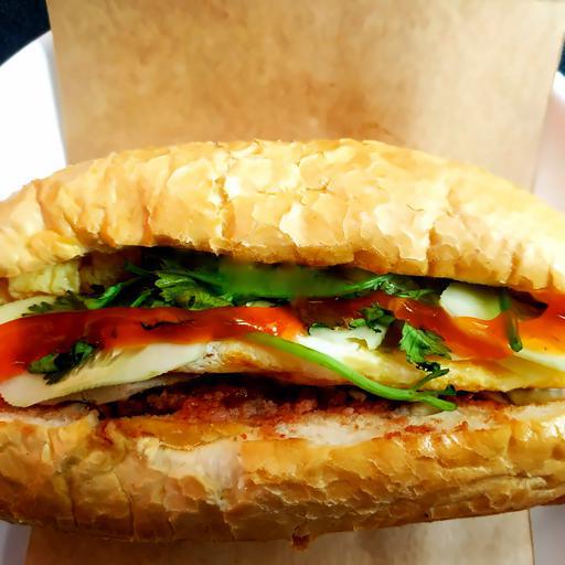 banh-mi-kep-pate-trung