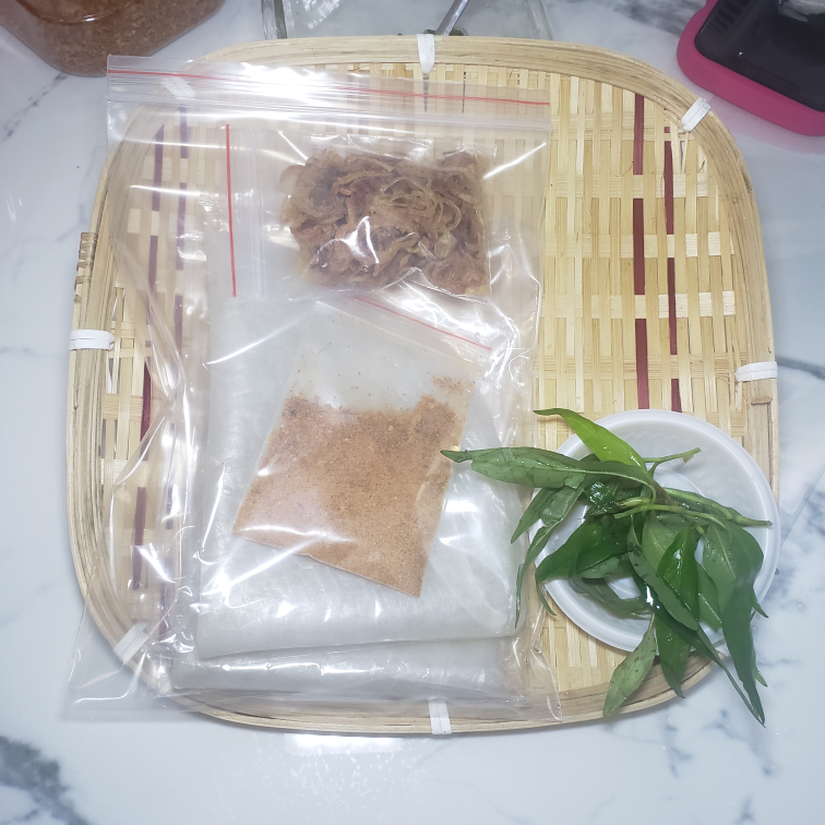 Bánh tráng muối bò cuốn hành phi