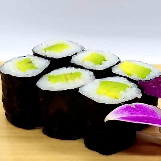 sushi-avocado-maki-com-cuon-bo
