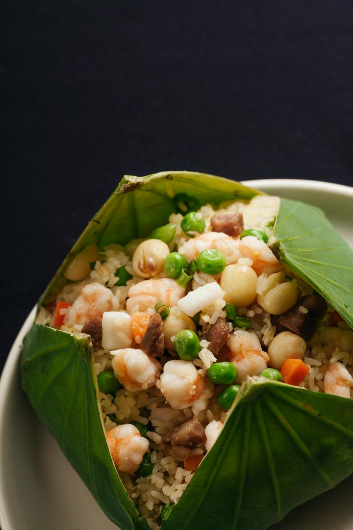 com-chien-goi-la-sen-hai-san-va-thit-heo-chon-com-gao-mam-hoac-com-trang