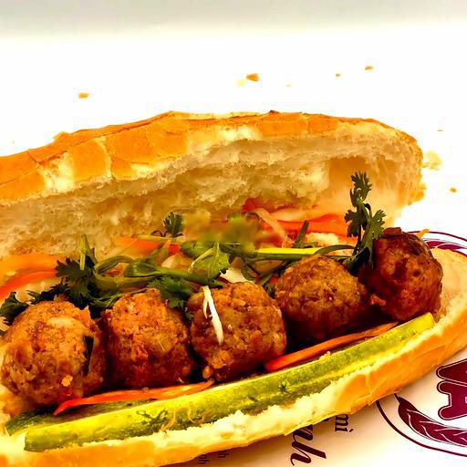 banh-mi-trung-xiu-mai