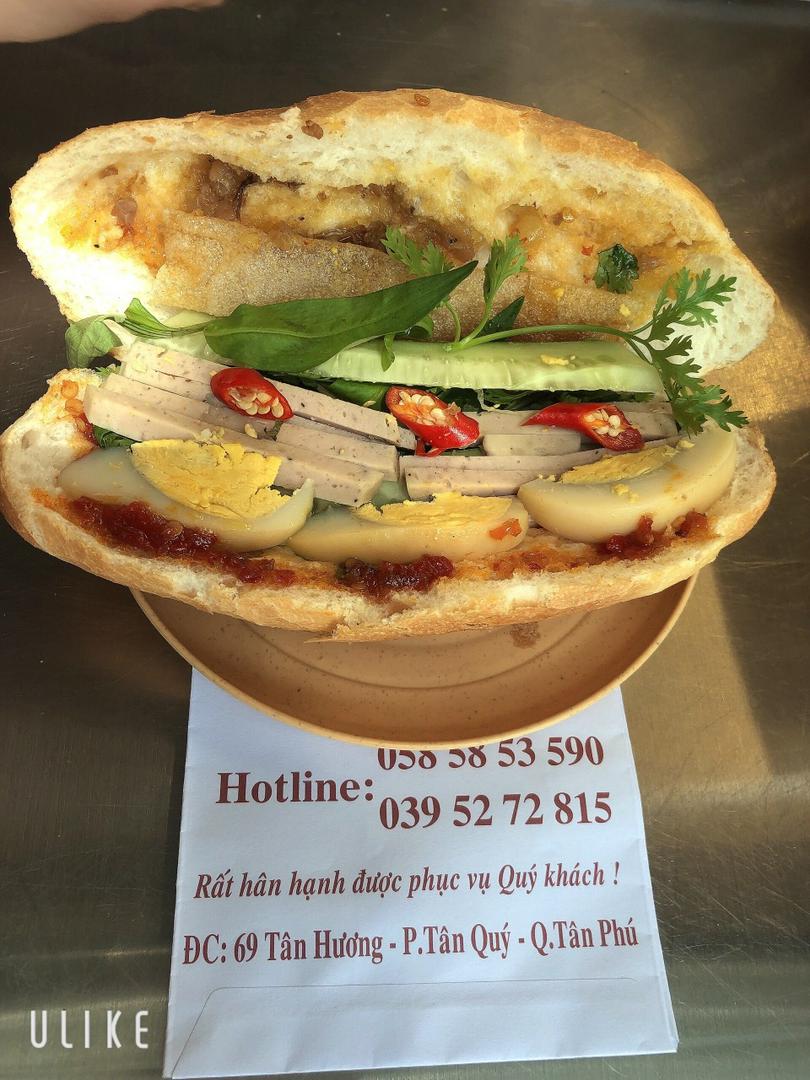 banh-mi-truyen-thong-cha-lua-trung-luoc