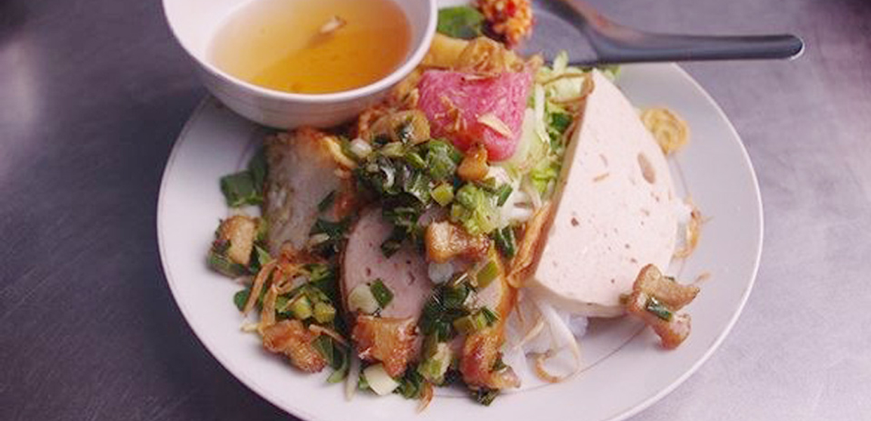 chi-giao-banh-uot-va-banh-cuon-nong-xom-at