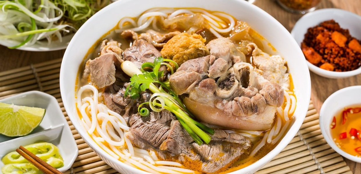 o-phuong-bun-bo-hue-ao-sen