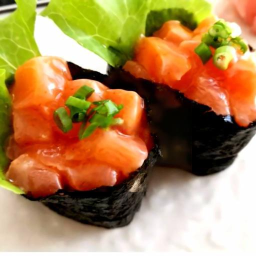 spicy-salmon-gunkan-com-ap-ca-hoi-tron-sot-cay