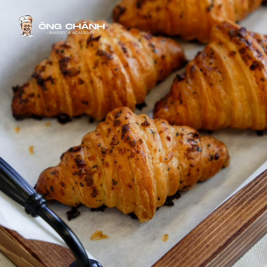 banh-croissant-bo-toi-m-garlic-butter-croissant-m