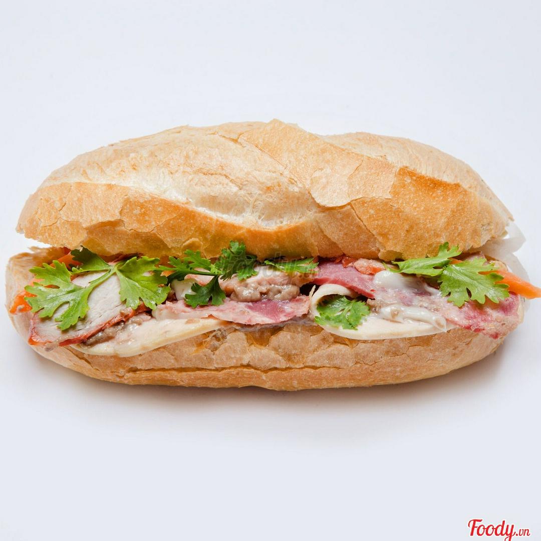 banh-my-thap-cam-ac-biet