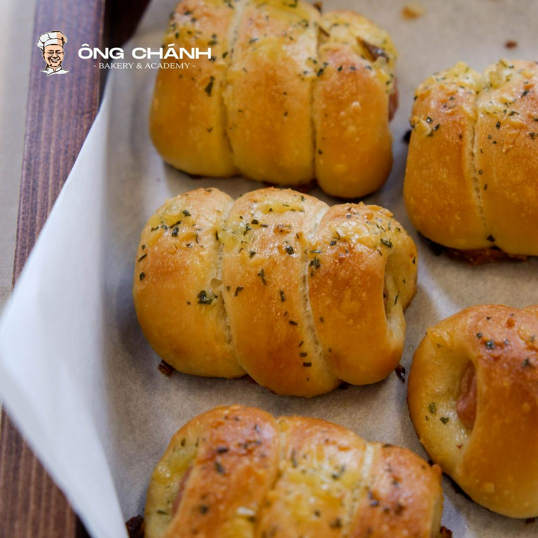 banh-mi-xuc-xich-bo-toi-sausage-garlic-butter-bread