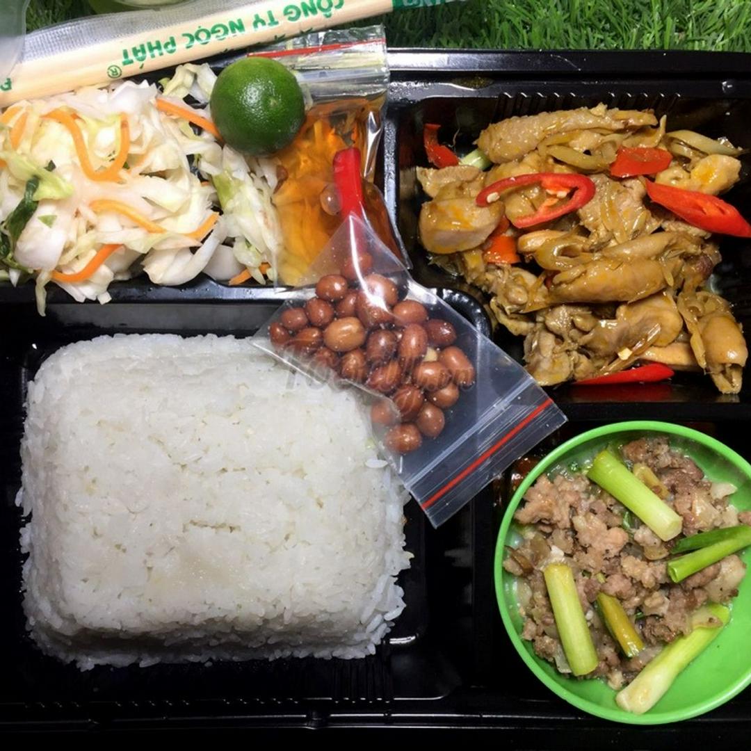 com-ga-xao-sa-ot-va-thit-xay