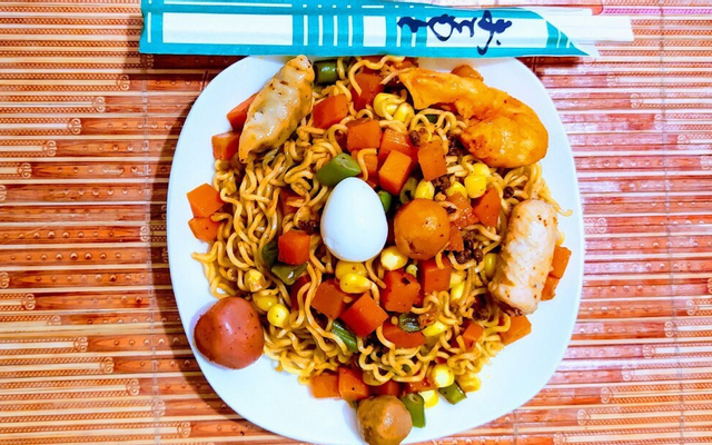 uc-food-my-tron-indomie-ngo-quyen