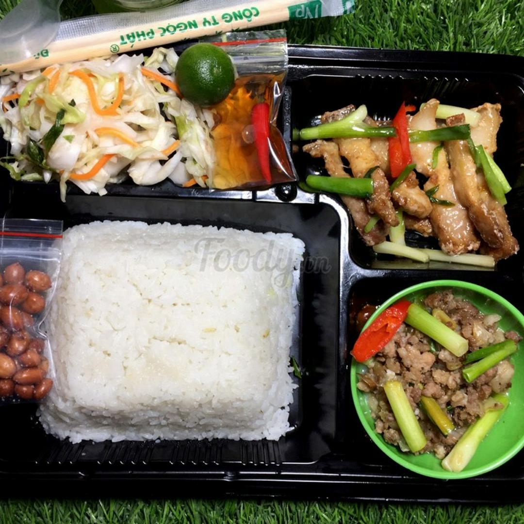 com-ba-chi-rang-chay-canh-va-thit-xay