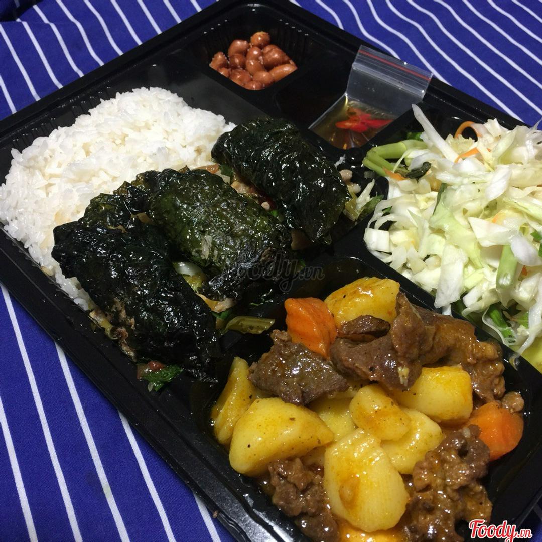 com-bo-ham-khoai-tay-va-cha-cuon-la-lot